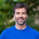 Ein Mann empfiehlt Sourvita Soursop.